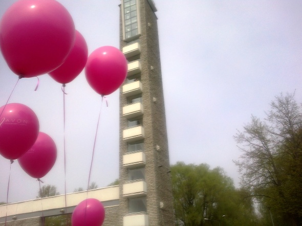 roosade õhupallidega Maijooksul lindikuju preilidega moodustamas