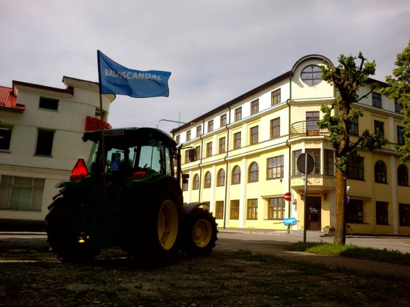 BaltoScandali traktor raamatukogu ees